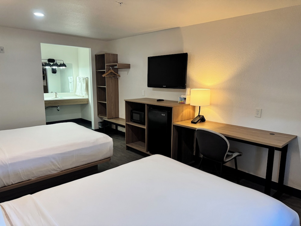Rodeway Inn & Suites Thousand Palms Rancho Mirage - photo 14