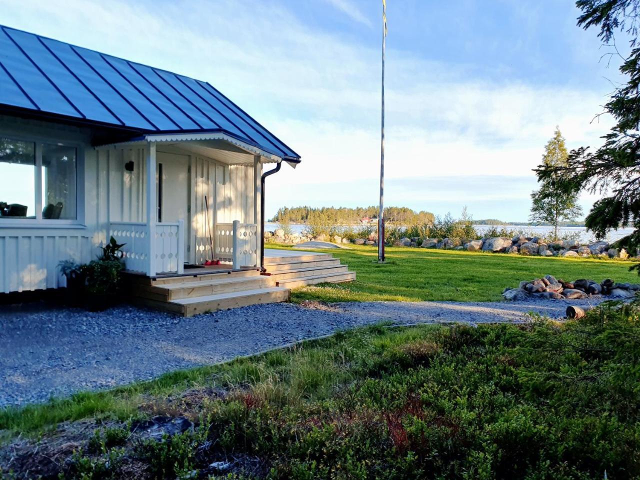 Stuga med havsutsikt — 4-Star Luxury Hotel in Robertsfors, Sweden