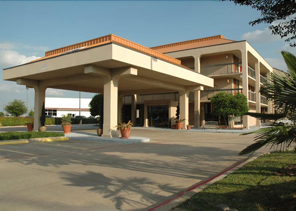 Executive Inn - carbon neutral hotel in Dallas