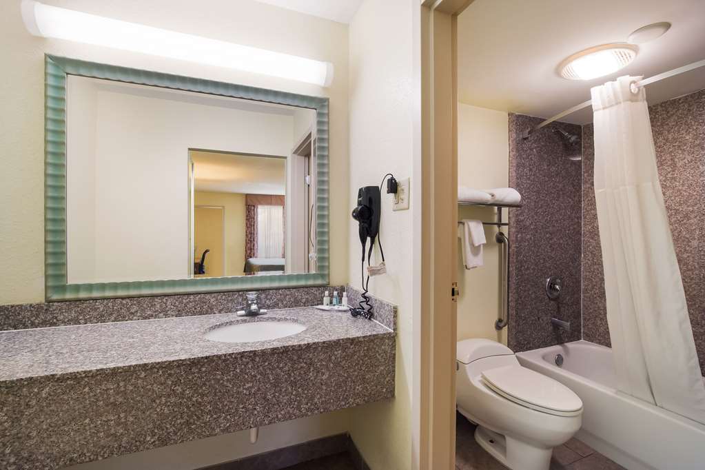 Quality Inn & Suites Conference Center Statesboro Historic District - photo 10