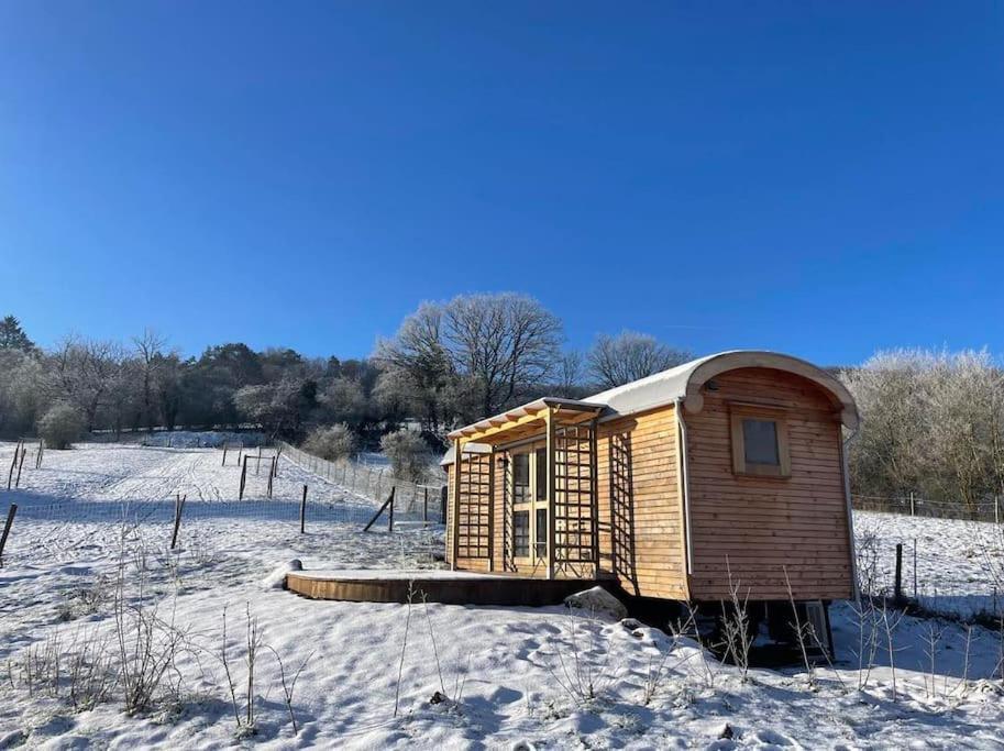 Roulotte en bois tout confort in Rochefort, Belgium