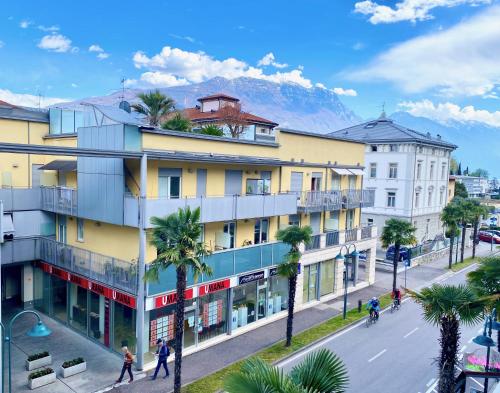 Riva Central Apartment Free Parking — 4-Star Luxury Hotel in Riva Del Garda, Italy