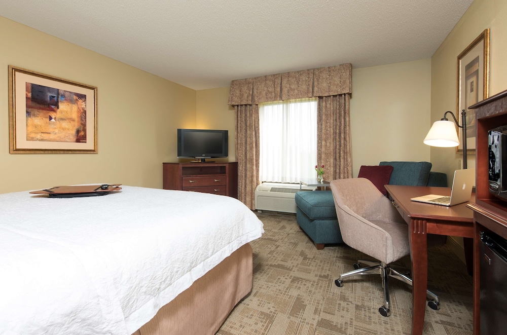 Hampton Inn & Suites Bloomington Normal - photo 17