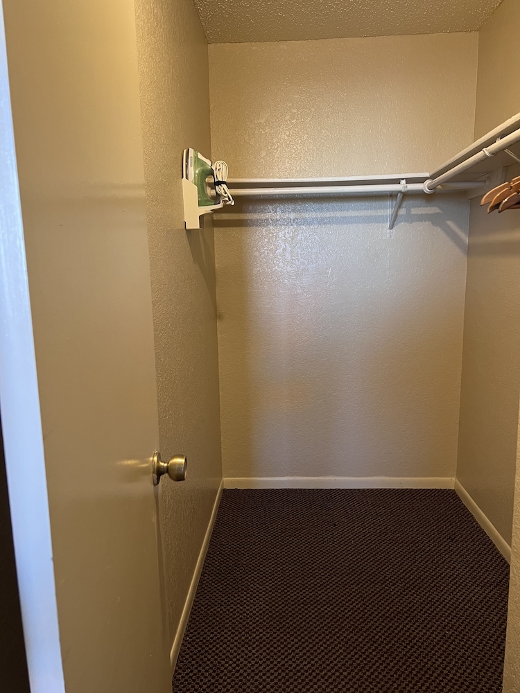Hallmark Inn and Suites - photo 6