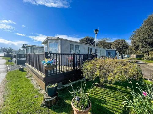 Brilliant Caravan With A Partial Sea View In Suffolk Ref 32026Az in Lowestoft, United Kingdom