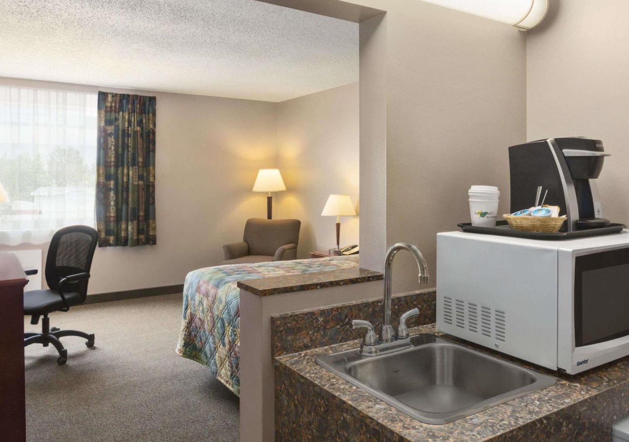 Travelodge Hanna Canada Grey — hotel in Hanna