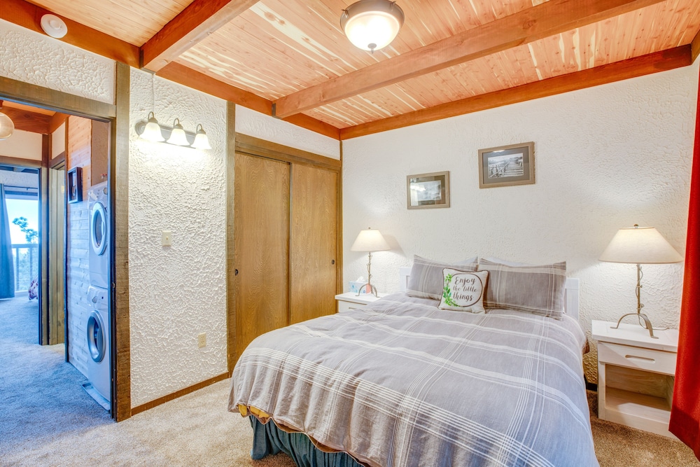 1 Mi to Stagecoach Lift Homey Tahoe Townhome — 4-Star Luxury Hotel in South Lake Tahoe, United States