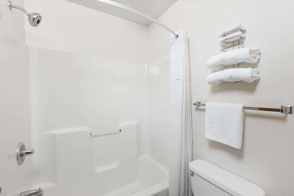 Howard Johnson by Wyndham Wichita Airport - photo 8