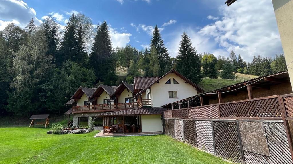 Pensiunea Pietrele Doamnei — 4-Star Luxury Hotel in Pojorata, Romania
