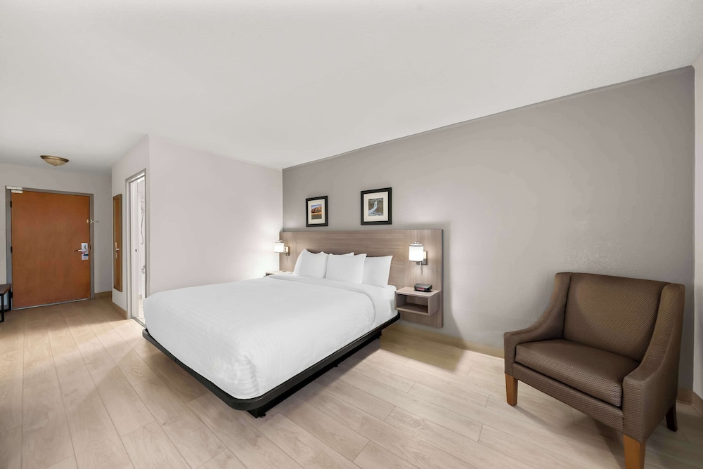 Clarion Inn & Suites and Convention Center - photo 12