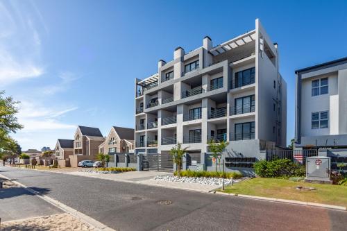 Chic Modern 2 bedroom beachfront with views 6 Blue Tides