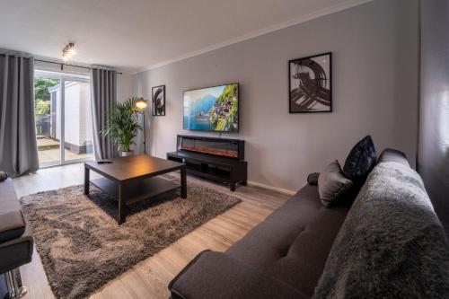 Spacious 3 Bed House 5mins to HS2 NEC Airport. — 4-Star Luxury Hotel in Birmingham, United Kingdom