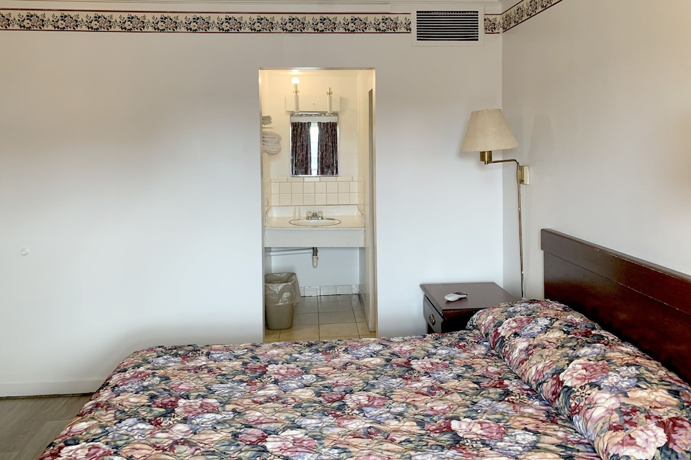 Four Keys Inn - photo 7