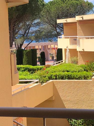 Un Grand Studio Face Au Port De Santa Lucia — Saint Raphael