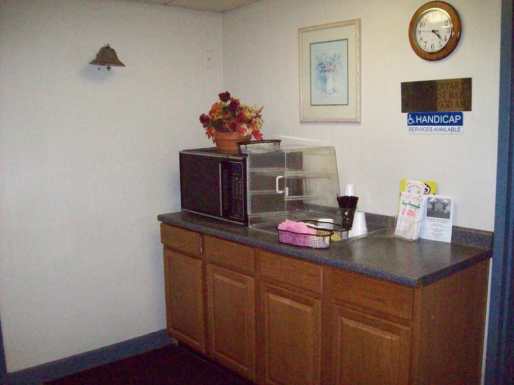 Courtesy Inn - photo 9