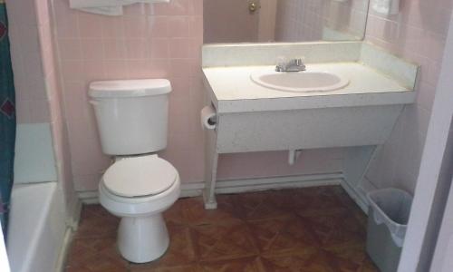 Relax Inn Ranger - photo 8