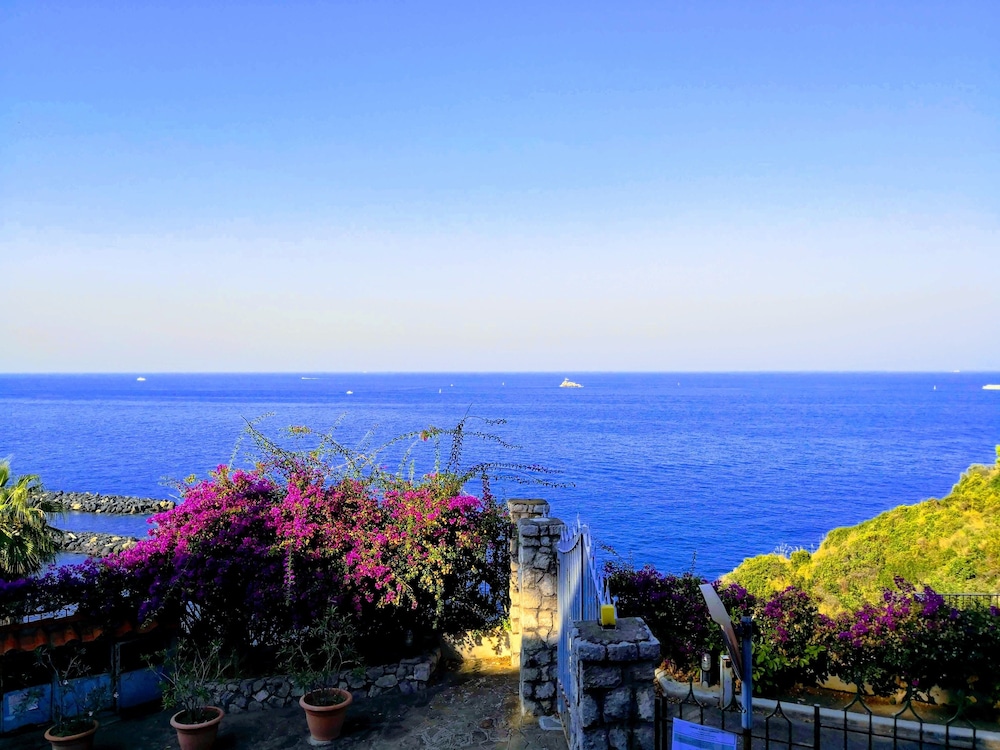 La Strada del Mare Guest House — 4-Star Luxury Hotel in Massa Lubrense, Italy