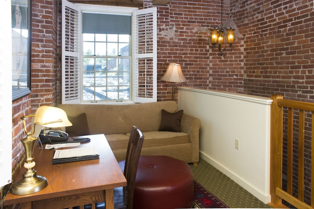 The Common Man Inn & Restaurant - photo 80
