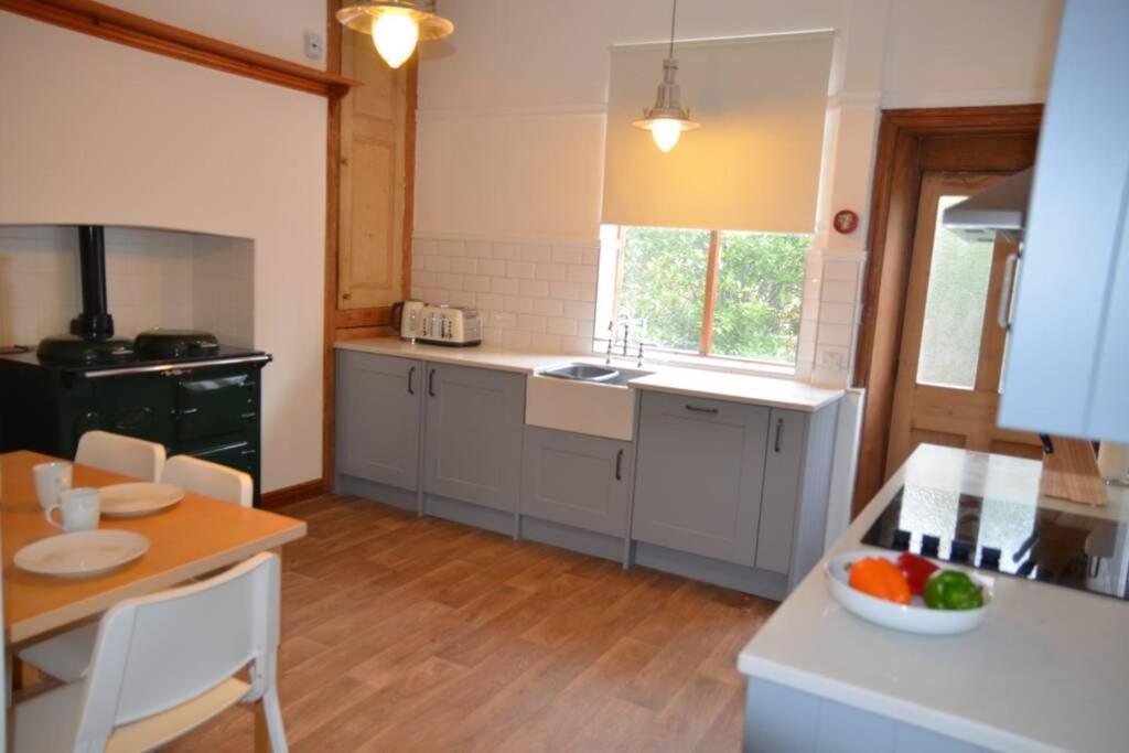 Spacious Victorian Townhouse Near HCC with Off Street Parking