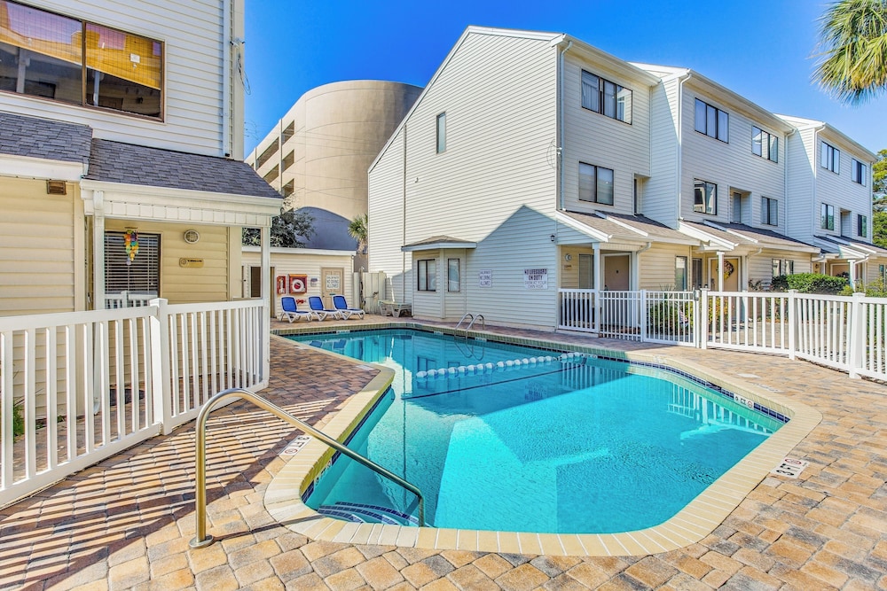 Walk to Ocean Myrtle Beach Townhome with Patio — 4-Star Luxury Hotel in Myrtle Beach, United States