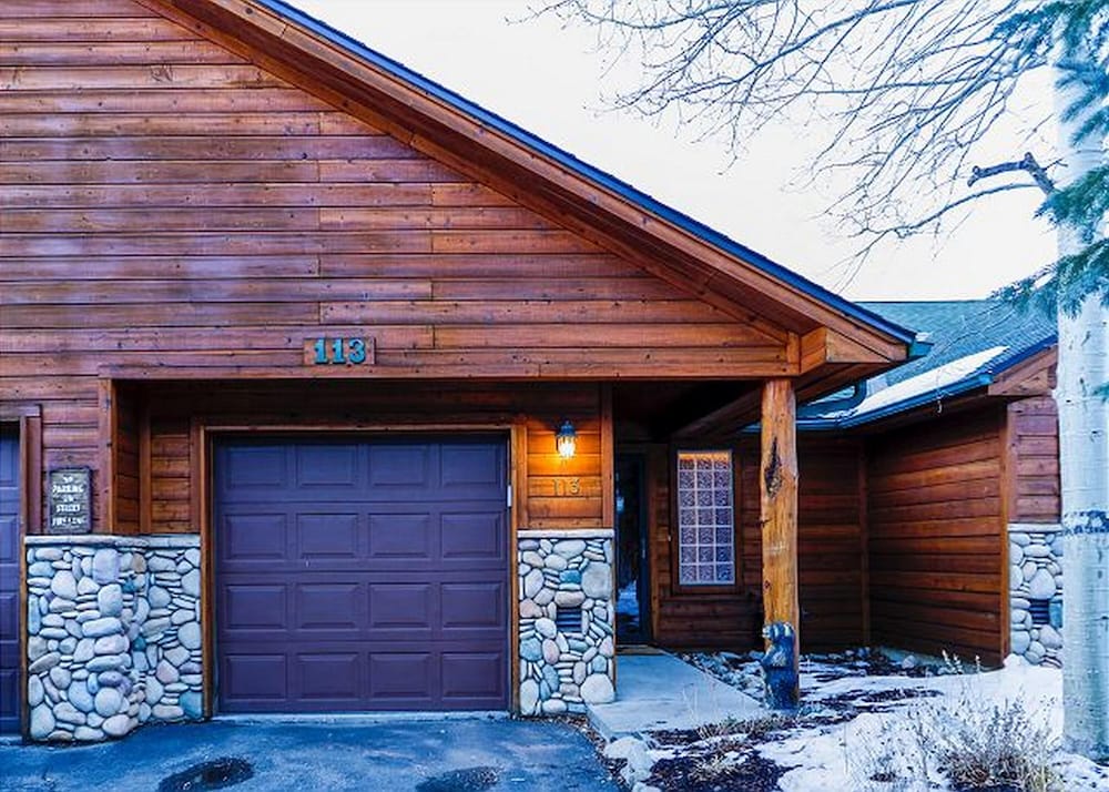 Lookout Ridge Townhomes #113 by Summit County Mountain Retreats — hotel in Dillon