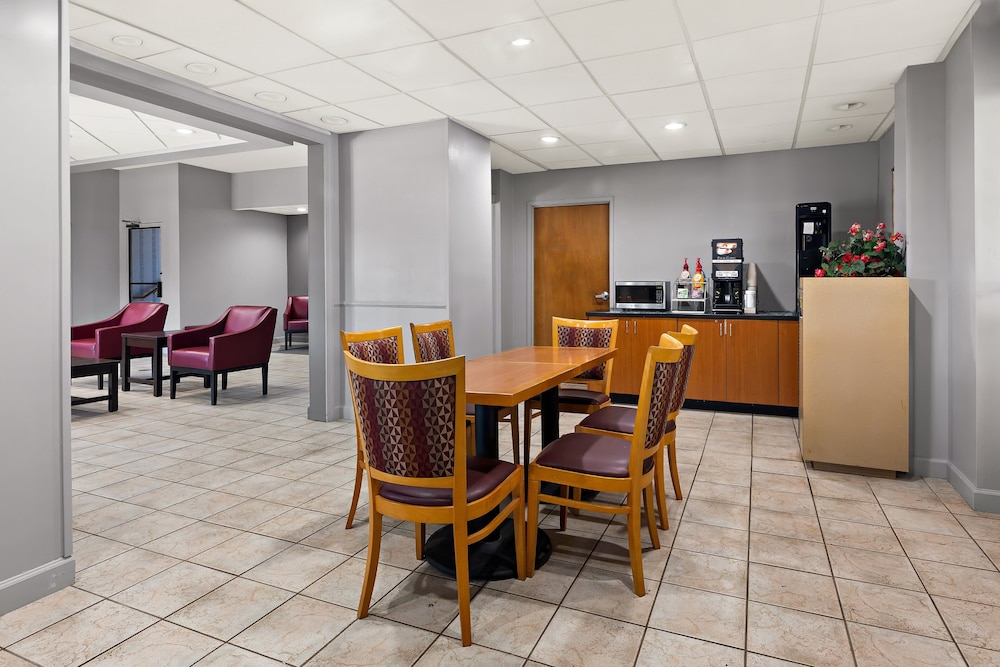 Red Roof Inn & Suites Monroe NC - photo 22