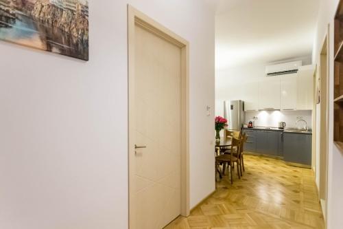 Luxury 3 BR apartment by Freedom square City Center