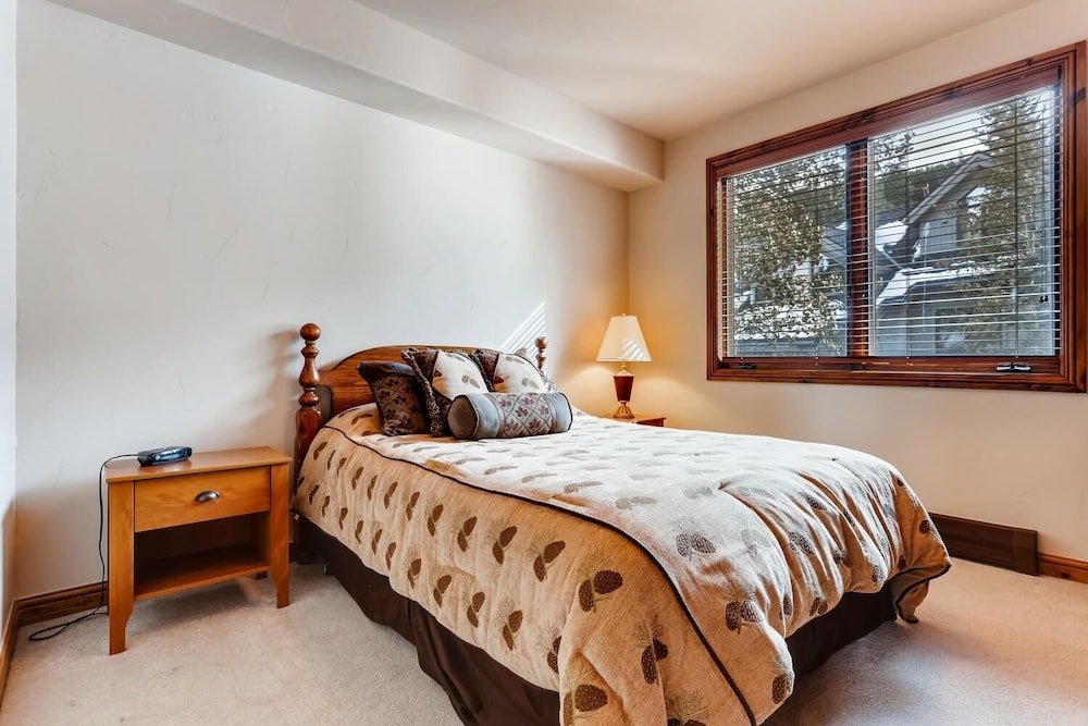 3BR Townhome Walk to Slopes & Kids Ski Free by Redawning - photo 3
