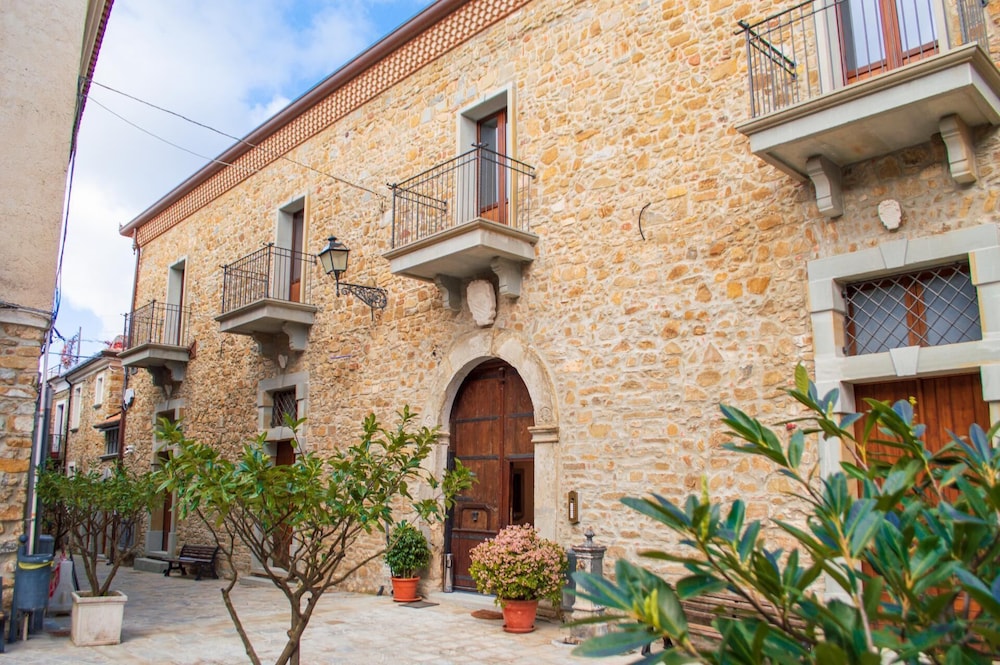 Palazzo Iaquinta Rooms & Restaurant pet-friendly hotel Cicerale