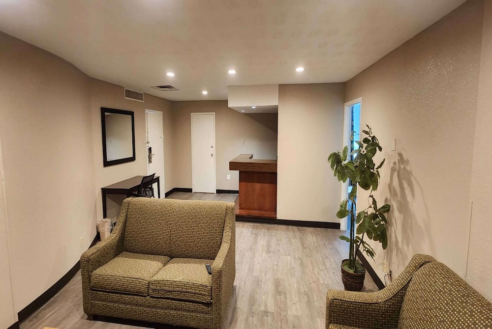 Days Inn by Wyndham Fort Wright Cincinnati Area - photo 25