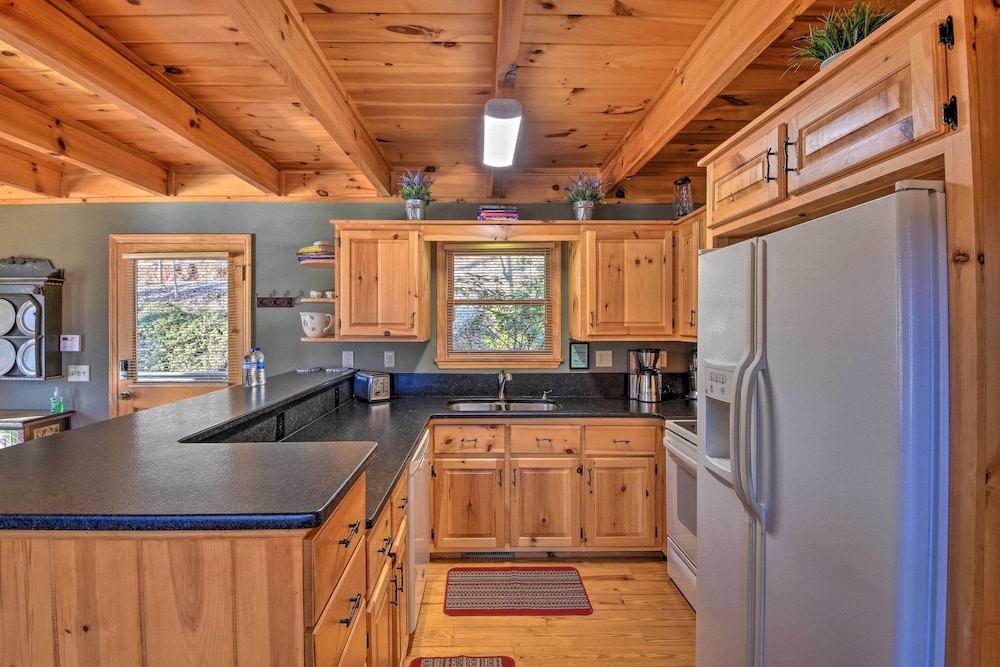 Luxury Mountain Cabin Panoramic Mountain Views — 4-Star Luxury Hotel in Blairsville, United States