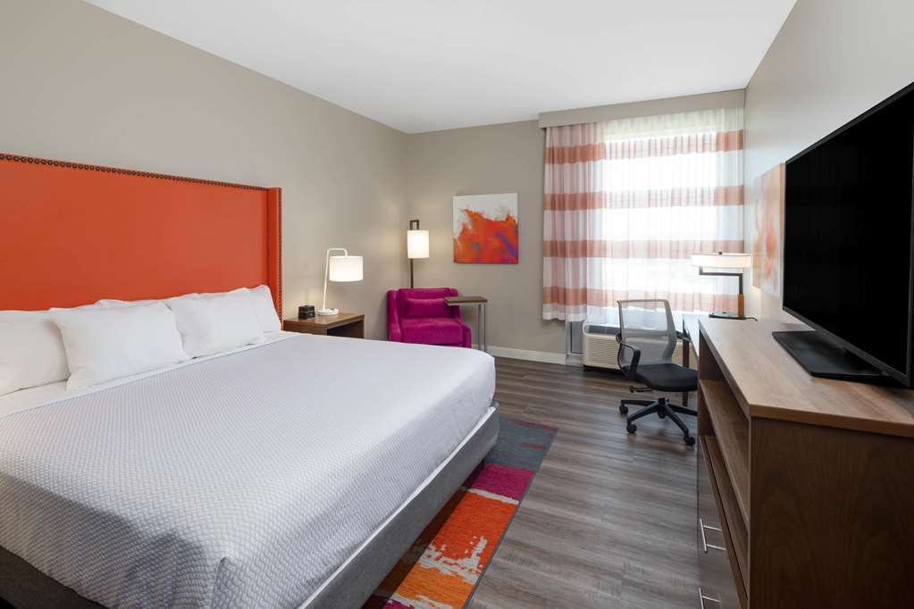 La Quinta Inn & Suites by Wyndham Greensboro Arpt High Point - photo 18