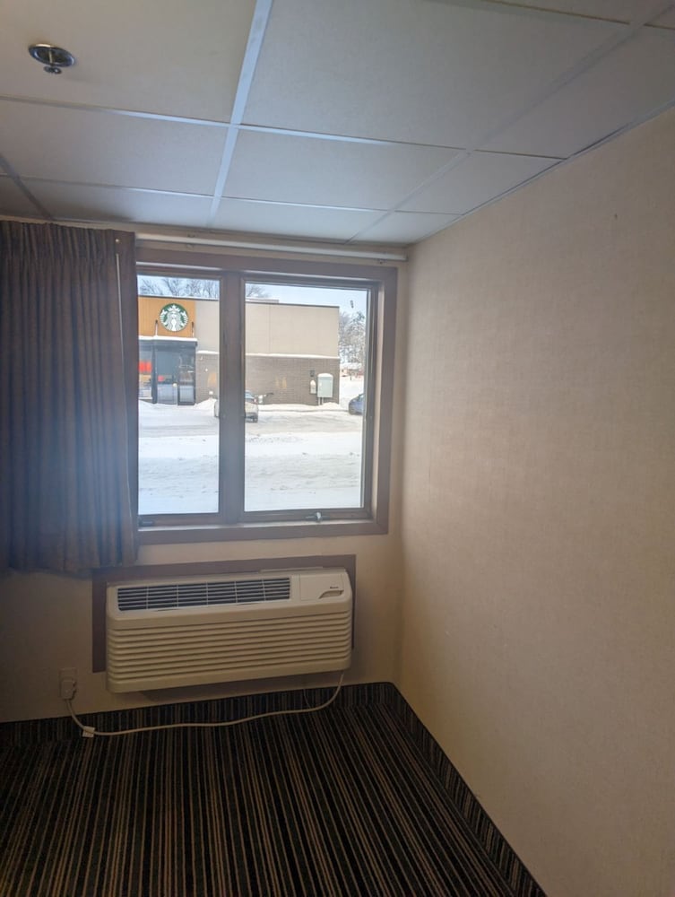 Woodfield Inn and Suites - photo 5
