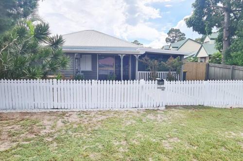 Island Bungalow — 4-Star Luxury Hotel in Bongaree, Australia