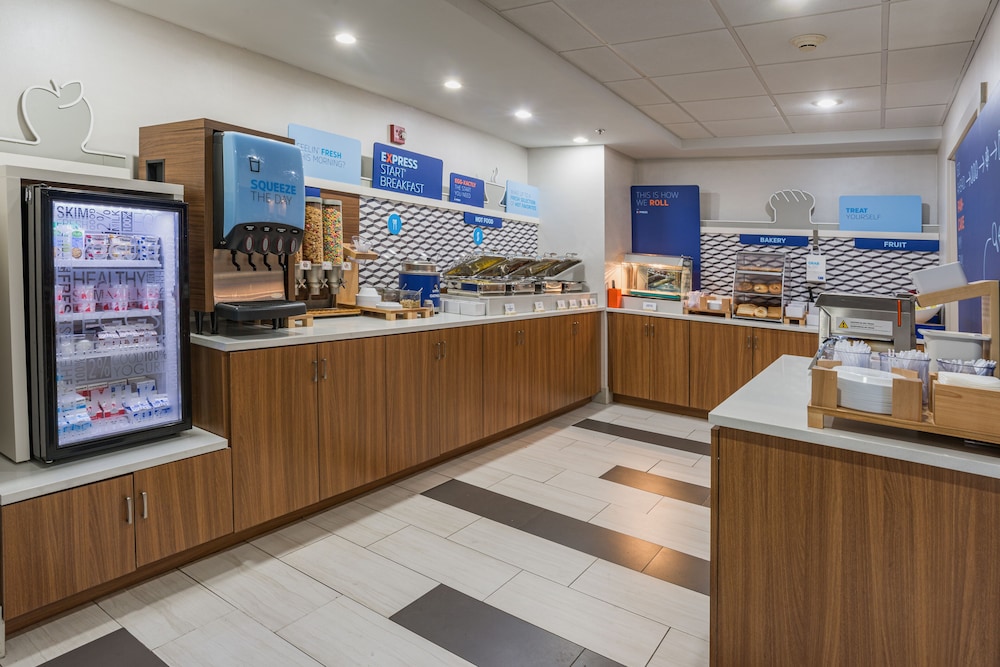Holiday Inn Express Hotel & Suites Swansea by IHG - photo 25