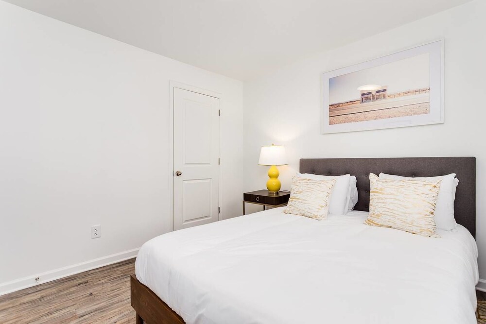 8 Bedrooms Comprised of 4 2BR Suites by Domio - photo 13
