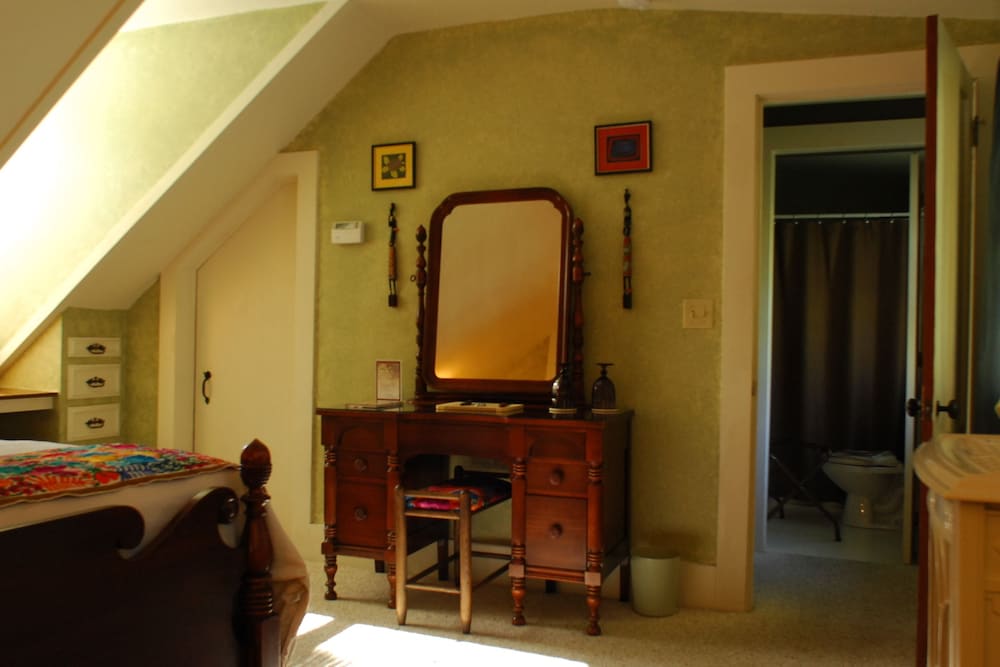 Admiral Peary Inn Bed & Breakfast - photo 4