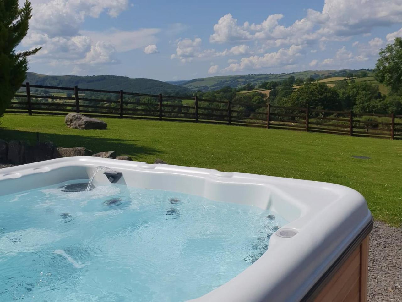 Y Dderwen At Brynglas Farm — hotel in Llanfair Caereinion