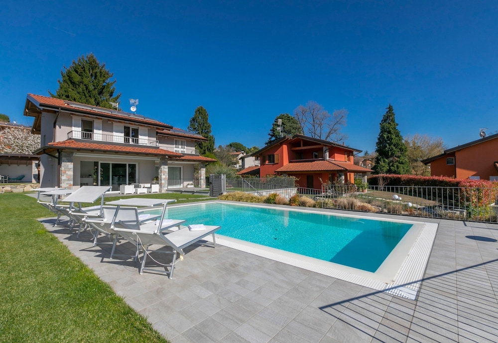 Villa Il Gelsomino Bellavista — 4-Star Luxury Hotel in Besozzo, Italy