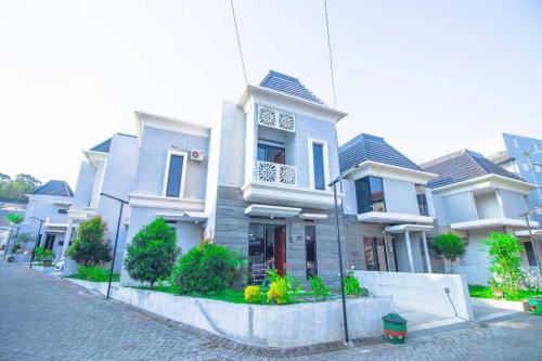 Harsari Syariah with Karaoke and Balcony in Batu, Indonesia