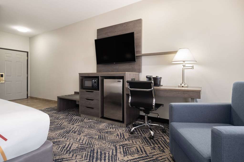 La Quinta Inn & Suites by Wyndham Tulsa Airpt Expo Square - photo 32