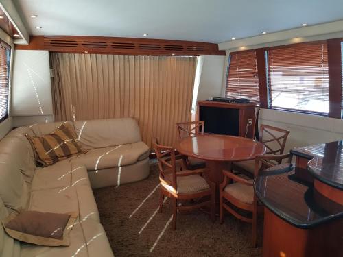 Top Luxury Exclusive Fully air conditioned 3bdr Yacht — hotel near King Hussein International Airport