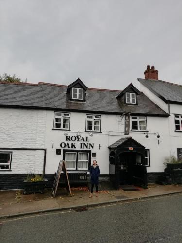 The royal Oak — hotel in Kington