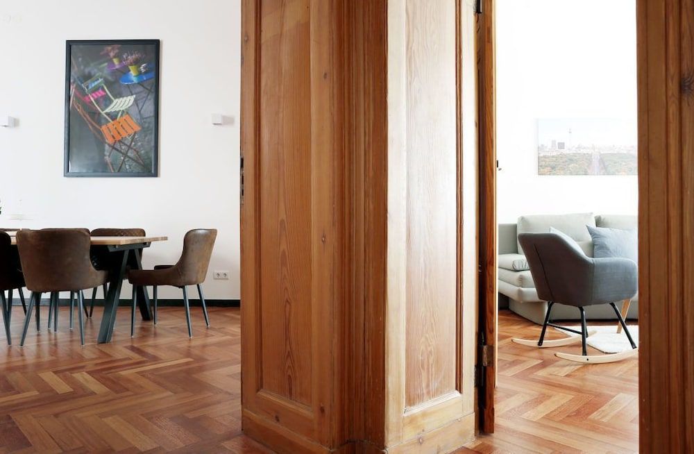 KATZ by ROCKCHAIR Apartments l SUPERHOST Status l 3 Bedrooms Boxspringbeds 2 Bathrooms in City Center Cozy Family & Business Flair welcomes you — 4-Star Luxury Hotel in Berlin, Germany