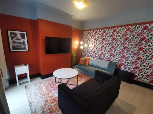 Large 5 Bed House 9 Beds Parking 3 bathrooms — 4-Star Luxury Hotel in Birkenhead, United Kingdom