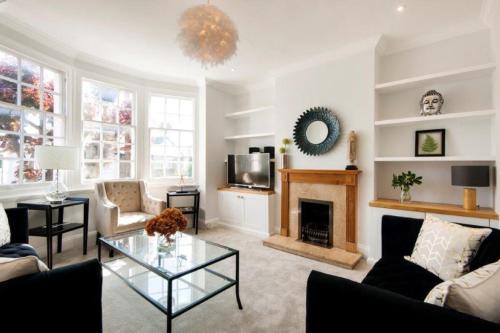 Modern Family Home in London Close To Amenities And Train — 4-Star Luxury Hotel in London, United Kingdom