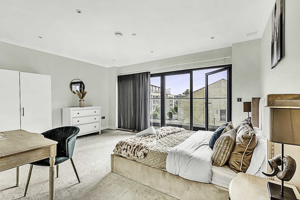 Beautiful Abode In Brentford — 4-Star Luxury Hotel in Brentford, United Kingdom