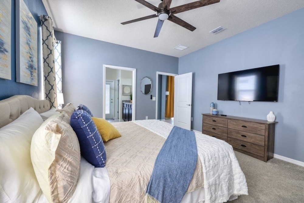 8 Bed Themed Windsor Island Resort Holiday Home 8 Bedroom Home by Redawning - photo 7