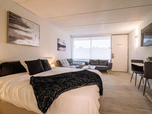 Bright and Private Suite with Everything You Need - photo 2