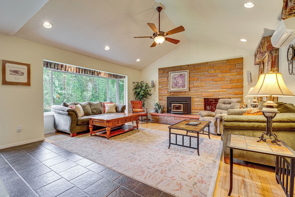 Darrington Home on River with Mountain Views — 4-Star Luxury Hotel in Darrington, United States